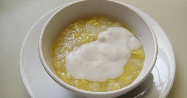 Chè bắp: Bắp (ngô) Cẩm Nam mới hái, được bào thành những lát rất mỏng, nấu chín vừa phải, còn nguyên những lát mỏng tang mà không nát. Vị chè bắp Hội An dẻo, thơm, ngọt mát và rất dịu. Mùa bắp Cẩm Nam cũng là mùa chè tưng bừng nhất là từ tháng 3 – tháng 9 hàng năm. (Ảnh: Mytour)