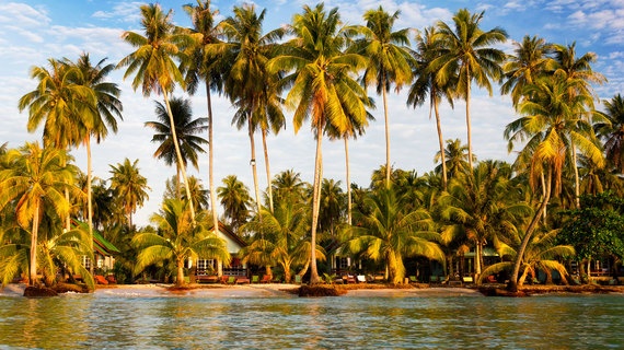 Koh Kood, Thái Lan: Mặc dù là một trong những hòn đảo lớn nhất của Thái Lan, nhưng Koh Kood lại có rất ít người ở với chưa đến 2000 dân, và đặc biệt ít khách du lịch. Phần lớn đảo được rừng bao phủ, với những bóng dừa cao vút trải dọc bờ biển cùng những làng chài bé nhỏ. Ở đây không có hệ thống dây điện chằng chịt, không truy cập được internet hoặc rất hạn chế, không gian hoàn toàn yên tĩnh, không có tiếng ồn của động cơ xe máy lẫn ôtô.