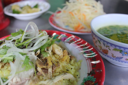 Cơm gà: Hàng cơm gà nổi tiếng nhất ở Hội An là cơm gà bà Buội ở số 26 Phan Châu Trinh. Cơm gà tơi và thơm, thịt gà dai, vàng suộm, đi kèm một bát canh nhỏ, đủ làm hài lòng những thực khách khó tính nhất. (Ảnh: Hivietnam)
