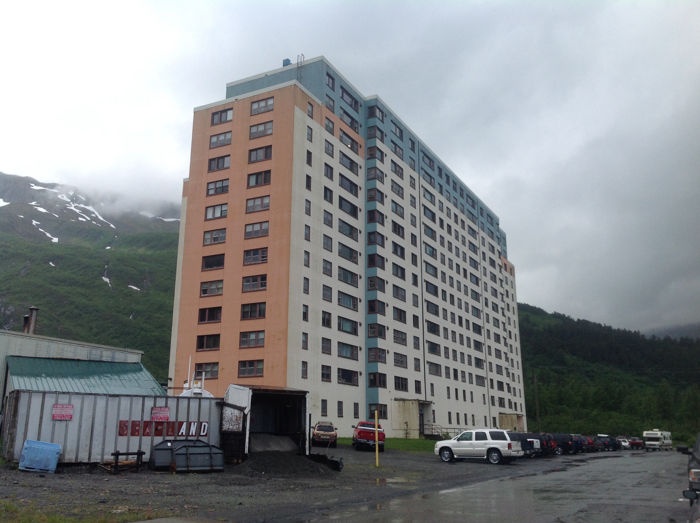 Tòa nhà Begich Towers, nơi cả thị trấn Whittier chung sống.