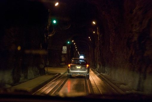 Đường hầm vào thị trấn.