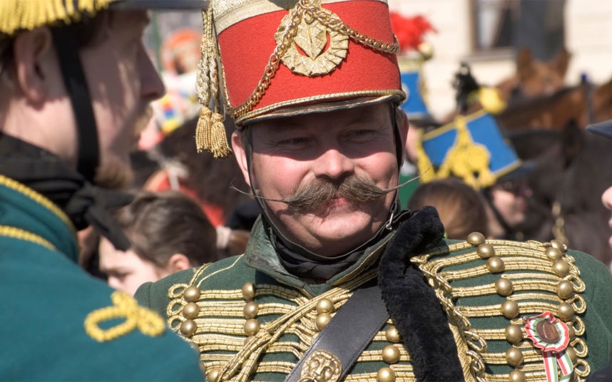 Marta Andrasi, trưởng bộ phận sảnh của khách sạn  Four Seasons Hotel Gresham Palace Budapest chia sẻ với Telegraph rằng cô đã nhận được rất nhiều yêu cầu kỳ quặc từ khách hàng. Có người yêu cầu 40 chiếc xe đạp sơn giống hệt nhau trong vòng 2 giờ đồng hồ, người khác thì đề nghị nhân viên khách sạn mặc trang phục kỵ binh Hungary màu đỏ (như trong ảnh) để đánh thức bạn gái anh ta vào buổi sáng trước khi cầu hôn với cô.