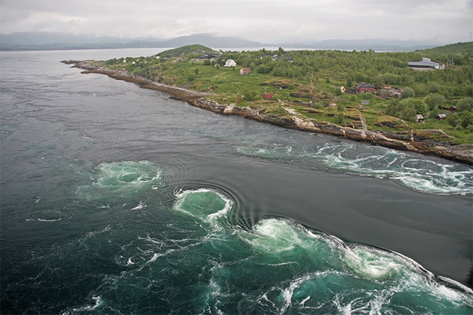 Xoáy nước: Saltstraumen ở Na Uy là nơi có xoáy nước mạnh nhất thế giới, cũng là nơi có thủy triều mạnh nhất trên trái đất. Ngay cả khi mặt biển vẫn hiền hòa thì vẫn có những con sóng ngầm cực kỳ nguy hiểm.