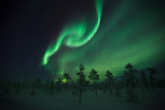 Bắc cực quang và nam cực quang: Vùng Scandinavi phía trên Vòng Bắc Cực và phía bắc Scotland là nơi lý tưởng nhất để ngắm cực quang, còn nam cực quang có thể nhìn thấy ở Nam Phi, New Zealand, Australia và nhất là ở Nam Cực.