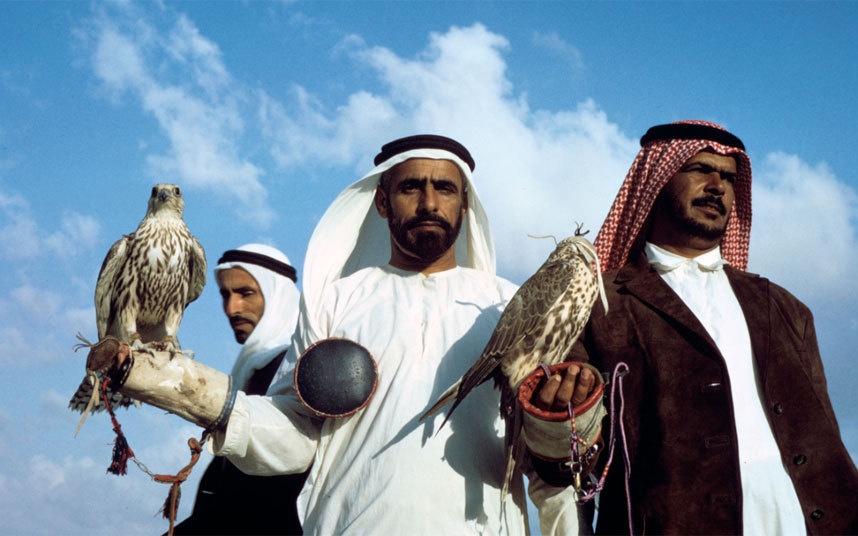 Một lãnh tụ Hồi giáo ở Dubai có lần yêu cầu khách sạn Cadogan ở Knightsbridge tìm cho ông 2 con chim ưng, một con trống, một con mái. Sau một tuần thì khách sạn cuối cùng cũng tìm được một cặp ở chính Dubai. Vị này trở về và thấy cặp chim ưng đang đợi ông ở nhà. 