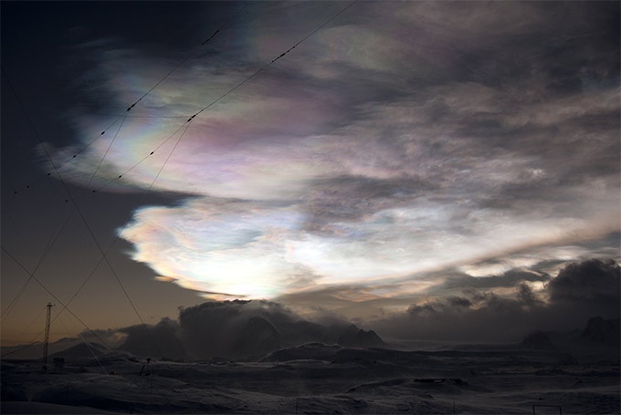 Mây ngọc trai: Những đám mây màu sắc như ngọc trai này không phải hình thành từ nước, mà từ sulphuric và axit nitric, có màu rực rỡ nhất trong thời khắc hoàng hôn hoặc bình minh và thường chỉ xuất hiện ở xứ lạnh.