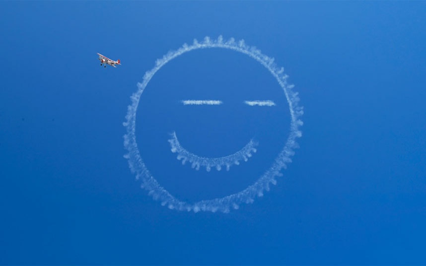 Yêu cầu của khách hàng ở khách sạn The Ritz-Carlton Marina del Rey ở Los Angeles là viết lên trời lời xin lỗi gửi cho vợ, phía trên một công viên giải trí lớn. Một vị khách thì muốn có bò sát và động vật sống trên du thuyền ở Marina, và họ đã thực hiện yêu sách đó.