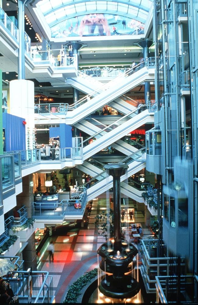 REST, Montreal, Quebec, Canada: Theo News, thành phố ngầm này có khoảng hơn 250.000 người sử dụng mỗi ngày, còn được biết đến với tên gọi mạng lưới RESO. Đây là cả mạng lưới cửa hàng, nhà hàng, khách sạn, phòng triển lãm, bến tàu điện ngầm và rất nhiều dịch vụ khác dưới lòng đất. RESO bao gồm 32 km đường hầm trải ngắp 10 km2, với hơn 120 lối vào. Khu mua sắm rộng lớn này là nơi lý tưởng cho việc tiết kiệm diện tích trên mặt đất cũng như tránh rét trong mùa đông. 