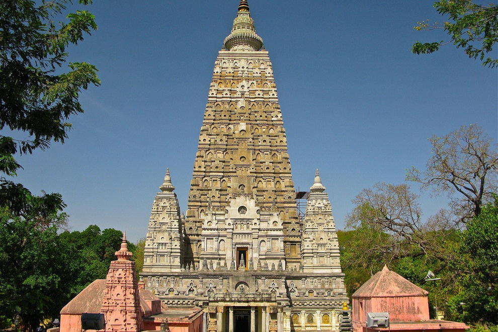 Bodh Gaya, Ấn Độ: Nằm ở vùng ngoại ô Bodhgaya, Bodh Gaya, hay còn gọi là Bồ Đề Đạo Tràng, là nơi nổi tiếng linh thiêng của đạo Phật, vì hoàng tử Siddhartha đã giác ngộ dưới cây bồ đề tại thánh địa này và trở thành Đức Phật. Người hành hương đều phải tới bằng được chốn linh thiêng nhất đó là cội bồ đề và đền Mahabodhi với kiến trúc kim tự tháp ấn tượng. 