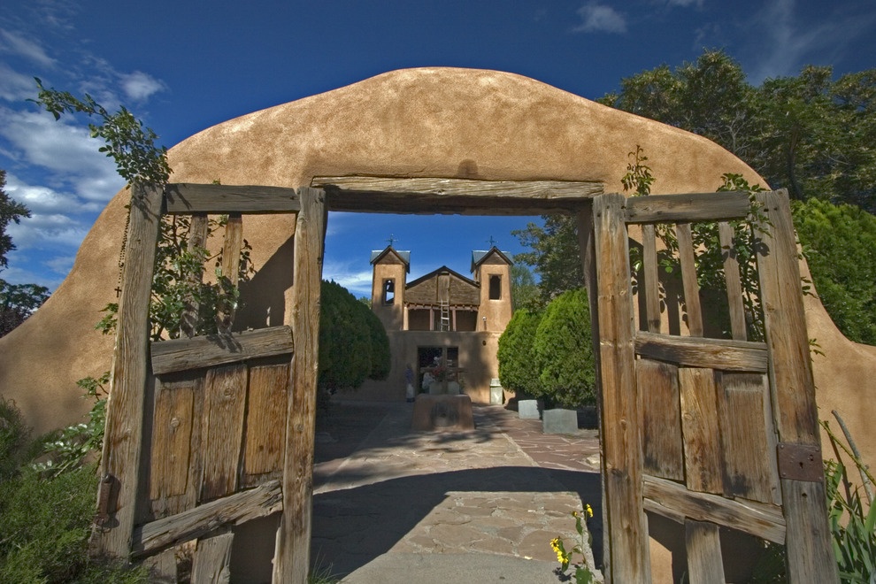 El Santuario de Chimayó, New Mexico: Đây là nhà thờ công giáo với 300.000 người hành hương mỗi năm, chủ yếu vào tuần thánh. Tương truyền đất ở đây có đặc tính chữa bệnh kỳ diệu, còn nhà thờ được xây ngay tại nơi một giáo sĩ đào được thánh giá sau khi nhìn thấy một thứ ánh sáng lạ.
