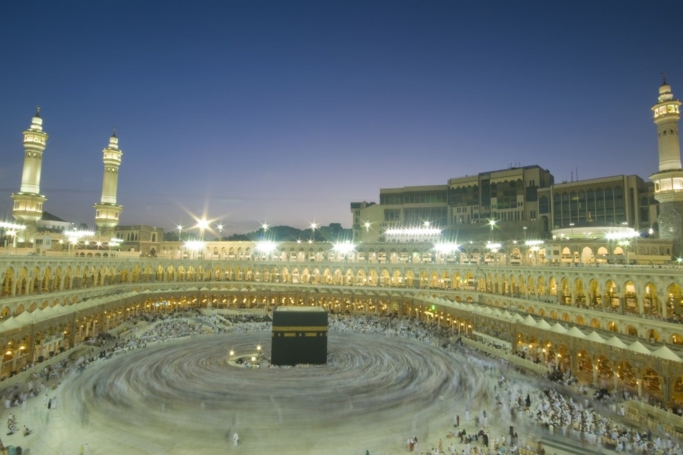 Thánh địa Mecca, Ảrập: Nhắc tới hai từ “hành hương”, có lẽ cái tên Mecca là địa danh ai cũng nghĩ tới đầu tiên. Vùng đất linh thiêng này nằm ở trung tâm Ảrập, là trung tâm tín ngưỡng của người đạo Hồi. Nhiều người tin rằng hành hương về Macca, đặc biệt trong lễ hành hương lớn nhất có tên Hajj, là hành trình quan trọng nhất của đời người.