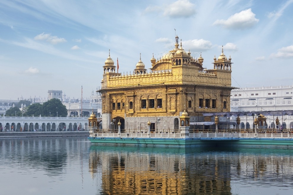 Đền Vàng Amritsar, Ấn Độ: Còn gọi là Harmandir Sahib theo tiếng Hindi, đây là một trong những đền đài linh thiêng nhất của đạo Sikh, dát vàng toàn bộ. Trong tín ngưỡng của người Sikh, đền Vàng tượng trưng cho sự độc lập về đời sống tâm linh và trạng thái tự do vô hạn. Mỗi năm có hàng triệu người Sikh đến hành hương cùng vô vàn khách du lịch khắp nơi trên thế giới.