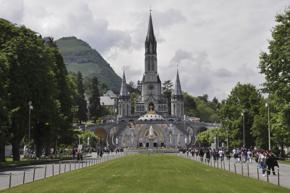 Lourdes, (Pháp): Thành phố Lourdes nằm dưới chân núi Pyrenees là nơi hành hương của người theo đạo Công giáo lớn nhất nước Pháp, cũng là một trong những nơi lớn nhất thế giới. Mỗi năm có hơn 7 triệu lượt người hành hương, trong đó có khoảng 70.000 người bệnh đến xin phép lạ chữa bệnh. Ở đây có 17 hồ nước được tin rằng có khả năng chữa bệnh thần kỳ.