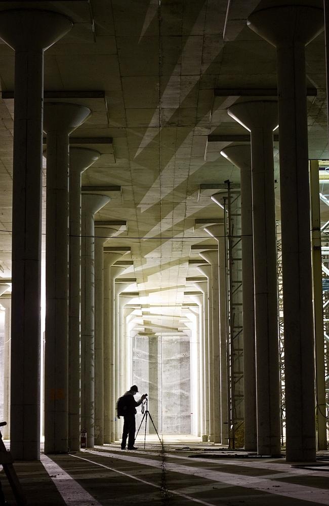 PATH, Toronto, Ontario, Canada: Cũng như Montreal, Toronto có rất nhiều hệ thống hầm ngầm trong thành phố. PATH bao gồm 29 km các cửa hàng, dịch vụ, và cũng là tổ hợp mua sắm lớn nhất dưới lòng đất theo sách kỷ lục Guinness. Có khoảng hơn 50 tòa nhà kết nối với PATH cùng 6 ga tàu, 20 bãi đỗ xe, 8 khách sạn và khoảng 1.200 cửa hiệu. PATH là nơi lý tưởng để khách bộ hành thoát khỏi sự ám ảnh của xe cộ, đường phố, và cũng là nơi trú ẩn tuyệt vời cho mùa đông lạnh giá.