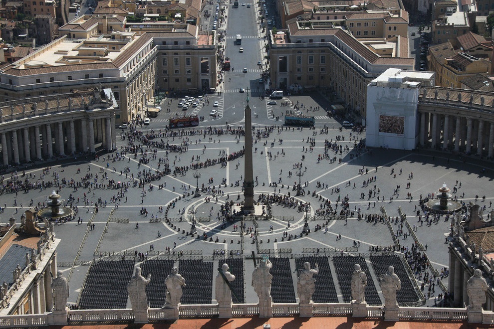 Thành Vatican: Đối với nhiều người theo đạo Cơ đốc, một trong những điều cần làm trong đời là viếng thăm tòa thánh Vatican để nhìn thấy Đức Thánh Cha tại quảng trường thánh Phêrô. Là khu biệt lập có tường bao bọc nằm gọn trong thành phố Roma của Italy, thành Vatican được coi là trung tâm quyền lực của Giáo hội Công giáo, có ảnh hưởng lớn đến hàng tỉ dân công giáo trên toàn thế giới. Các địa danh linh thiêng nhất của Vatican là Vương cung thánh đường Thánh Phêrô, nhà nguyện Sistina và Bảo tàng Vatican.