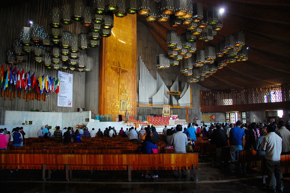 Vương cung thánh đường đức Mẹ Guadalupe, Mexico City: Nằm ở ngoại ô thành phố Mexico City, đây là một trong những nhà thờ Công giáo được nhiều người ghé thăm nhất thế giới. Nhà thờ được lập nên để thờ Đức Mẹ Mary. Tương truyền, Juan Diego Cuauhtlatoatzin, một thổ dân Aztec theo đạo Cơ đốc một lần được Đức Mẹ hiện lên dặn dò rằng muốn xây một nhà thờ ở nơi này để Đức Mẹ ngự và che chở cho những người dân ở đây.