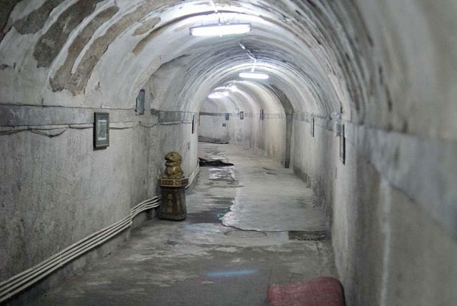 Dixia Cheng, Bắc Kinh, Trung Quốc: Được xây dựng từ 1969 theo yêu cầu của Mao Trạch Đông trong thời gian căng thẳng giữa Liên Xô và Trung Quốc, đây là nơi trú bom của Bắc Kinh, chuẩn bị cho chiến tranh hạt nhân. Thành phố có tên gọi là Dixia Cheng này có nhà hàng, trường học, nhà hát, cửa hàng, sân trượt băng. Với quy mô rộng lớn, Dixia Cheng có thể chứa gần nửa dân số Bắc Kinh với diện tích 82 km2, gần 100 lối vào bí mật, được đào hoàn toàn bằng tay.  