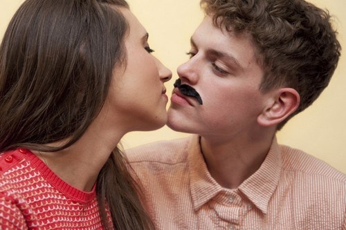 Cấm hôn khi để ria: Ở Iowa, một người đàn ông để ria mép hôn phụ nữ ở nơi công cộng là phạm pháp. Vì vậy tốt nhất bạn nên hôn người ấy ở nhà, hoặc cạo râu trước khi hôn ngoài đường.