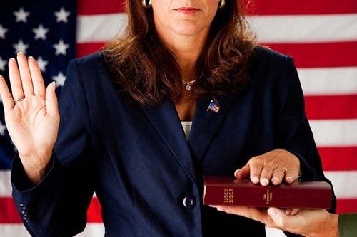 Làm hành chính công phải theo đạo: Theo luật của 7 bang tại Mỹ, những người không theo đạo không được phép làm việc ở các cơ quan hành chính. Để xin việc tại đây, tốt nhất bạn nên theo một tôn giáo nào đó.