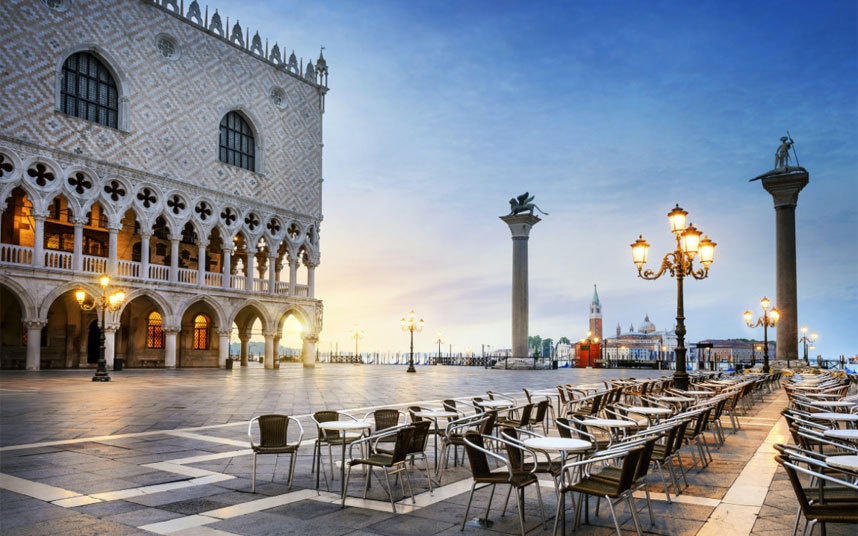 Telegraph khuyến cáo du khách không được phép ăn uống ở Piazza San Marco và các khu vực lân cận ngoài các quán bar và nhà hàng. 