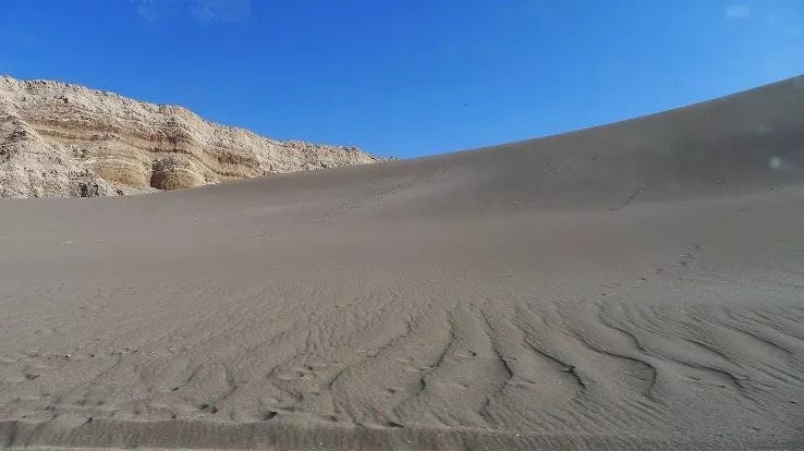 Sa mạc Atacama, Chile: Có diện tích 105.000 km2, trải dài 1.000 m từ phía nam Peru đến phía bắc Chile. Vùng này khô hạn tới mức đất được ví giống như trên sao Hỏa. Áp suất cao do ở độ cao so với mực nước biển đã ngăn hơi nước từ phía tây, những ngọn núi cản các đám mây hình thành ở lưu vực sông Amazon từ phía đông, vì vậy, mưa chưa bao giờ xuất hiện ở đây, xương rồng cũng không thể sống nổi. Sa mạc khô cằn, những ngọn núi cao tới 6.885 m nhưng vẫn không có băng tuyết. Mùa hè ở đây vô cùng khắc nghiệt. Sa mạc Atacama được gọi là “nơi lý tưởng để quên đi rằng trên trái đất này có thứ gọi là nước”.
