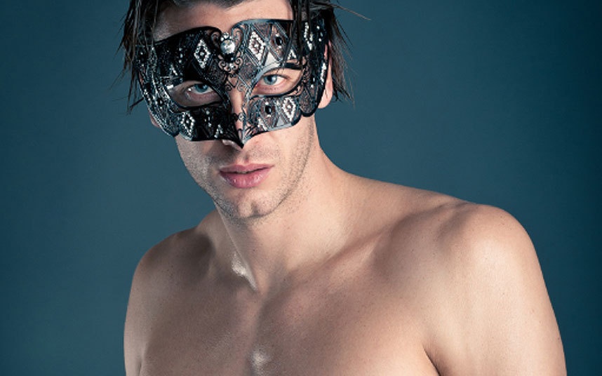 Đi trên các con phố, quảng trường, vào cửa hàng cửa hiệu hay lên các phương tiện giao thông công cộng mà cởi trần hay mặc đồ bơi là phạm pháp ở Venice.