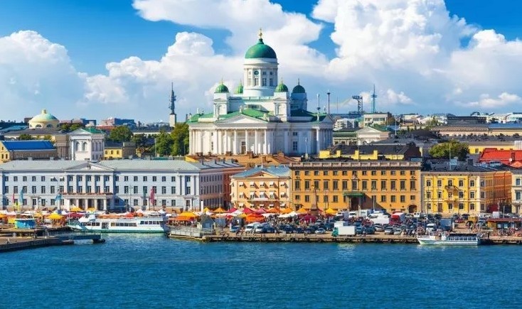 Helsinki, Phần Lan: Các vấn đề về môi trường như sử dụng năng lượng hữu ích, giảm khí thải carbon được thành phố này đặc biệt coi trọng. Helsinki tập trung phát triển hệ thống giao thông công cộng, là khu đô thị sạch nhất châu Âu về chất lượng không khí, và xếp thứ 5 trong danh sách các thành phố đáng sống nhất thế giới.