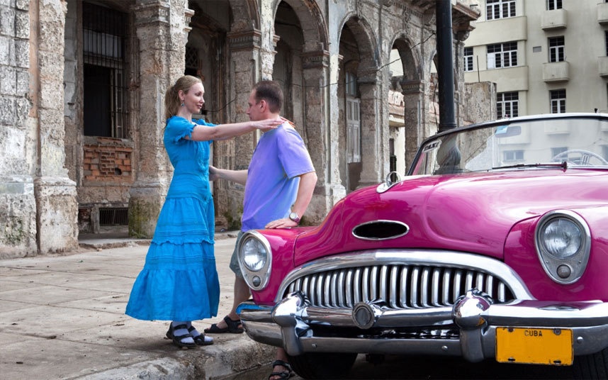 Các cặp đồng giới nên học cách kiềm chế biểu hiện tình cảm thái quá ở Havana, Cuba vì họ chưa thực sự cởi mở trong việc này.