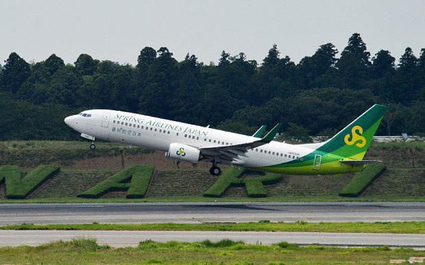 Hang khong gia re Trung Quoc muon ban ve dung tren may bay hinh anh