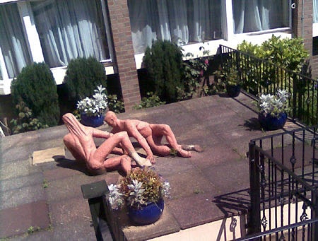 Bức tượng cặp đôi kỳ quái này nằm trong khuôn viên khách sạn Clarendon ở London.