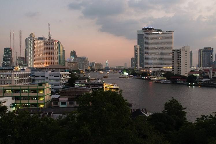 Quán bar River Vibe: Nằm ở tầng thượng nhà khách River View, đây là nơi ngắm sông Chao Phraya tuyệt vời nhất. Du khách đến quán này cũng không bị phiền toái bởi những quy định về ăn mặc và giá bia ở đây chỉ bằng một phần so với các quán tầng thượng khác.