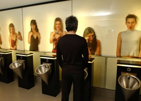 Đi toilet bị soi:  Được mở năm 2005 ở New Zealand, toilet này có ảnh các cô gái với những biểu cảm ngộ nghĩnh ngay trước mặt các quý ông đang “hành sự”.