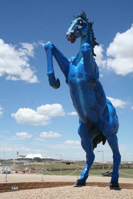 Bức tượng hình chú ngựa đang nhảy dựng lên, mắt long sòng sọc này cao 8m, có tên El Mesteño, để chào đón du khách đến với sân bay quốc tế Denver.