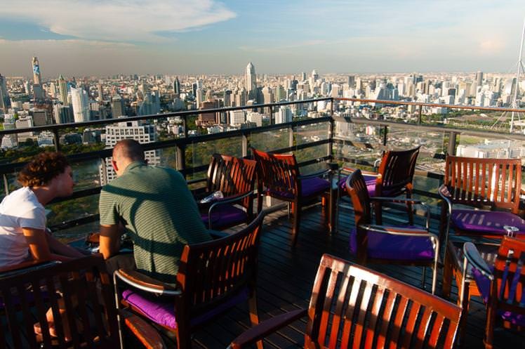 Moon Bar: Nằm trên tầng thượng khách sạn Banyan Tree Bangkok, Moon Bar là nơi lý tưởng để ngắm Phra Pa Daeng, lá phổi của Bangkok. Lưu ý là bạn nên để quần soóc và dép lê ở nhà nhé, vì họ có quy định nghiêm ngặt về trang phục. 
