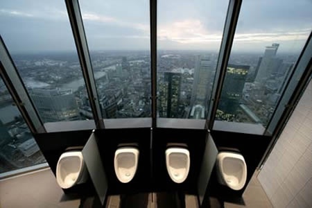 Đi toilet ở trụ sở ngân hàng Commerzbank tại Frankfurt, Đức có thể ngắm cảnh thành phố từ trên cao.