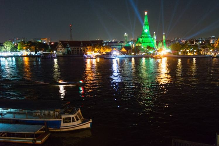 Roof: Nằm ngay bên bờ sông Chao Phraya, quán bar trên tầng thượng khách sạn Sala Ratanakosin Bangkok là một trong những điểm ngắm cảnh đẹp nhất thành phố, đặc biệt khi về đêm. Nếu bạn không đặt được chỗ ở phía bờ sông thì mặt sau cũng rất đẹp với cảnh đền Wat Pho.