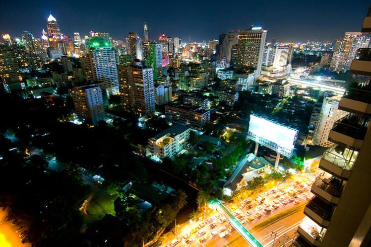 Long Table: Quán bar nằm ở tầng 25, là nơi thư giãn tuyệt vời lúc 6h tối và thầm ơn trời vì bạn không bị mắc kẹt bởi giao thông ở phía dưới. Đặc biệt bạn nên đến vào những giờ có khuyến mại, đây là điểm hấp dẫn đặc biệt so với các nơi khác.