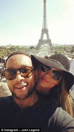 Vợ chồng John Legend tình tứ selfie tại tháp Eiffel.