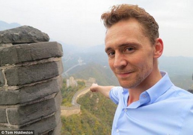 Diễn viên điển trai Tom Hiddleston selfie tại Vạn Lý Trường Thành.