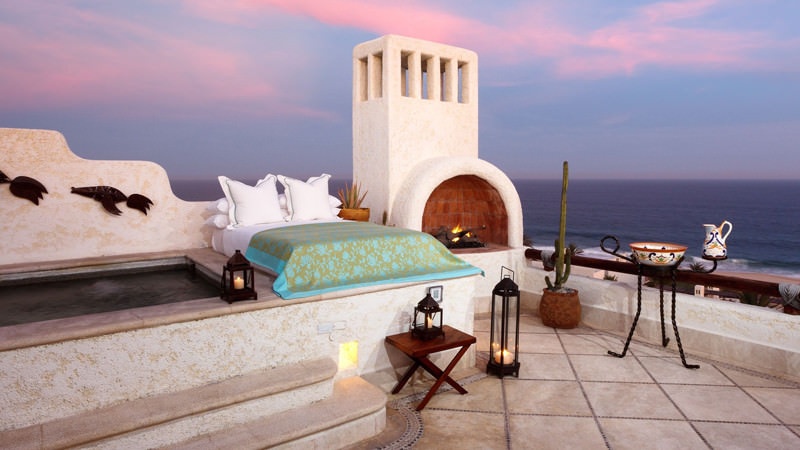 San José del Cabo, Mexico—Las Ventanas al Paraiso: Cũng như những nơi khác ở thị trấn Cabo, khu nghỉ dưỡng này vẫn đang được sửa chữa sau cơn bão Odile năm ngoái. Đầu năm nay, khách sạn tiếp tục tung ra chương trình “Ngủ với ngàn sao”. Du khách có cơ hội ở phòng cao cấp trên tầng thượng với một bồn tắm lộ thiên và một phòng ngủ hoàn toàn riêng biệt được trang bị một chiếc kính thiên văn để ngắm bầu trời.