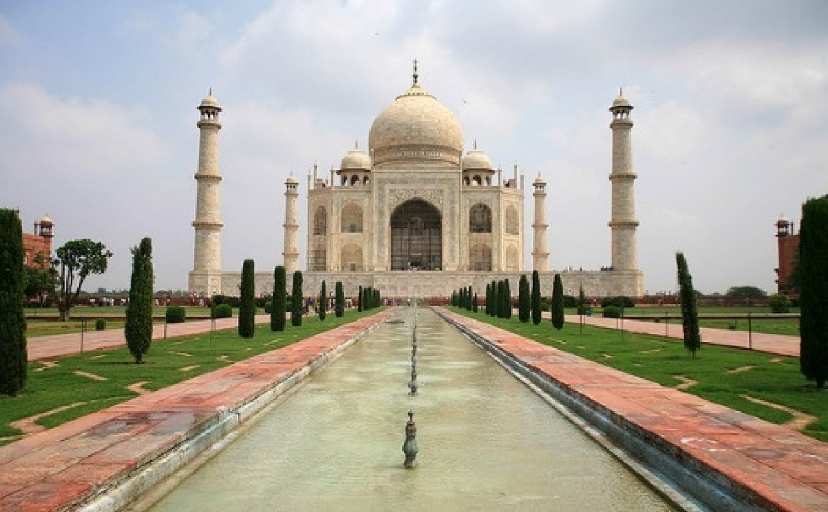 Ấn Độ - phim “Million Dollar Arm”: Dựa trên một câu chuyện có thật, phim Million Dollar Arm của hãng Disney do Jon Hamm thủ vai một chuyên gia bóng chày đi tìm kiếm những tài năng trẻ tại đất nước Ấn Độ. Phim lấy bối cảnh những địa danh nổi tiếng như đền Taj Mahal và các khu chợ trời ở Mumbai cùng những ngôi làng ở Ấn Độ.