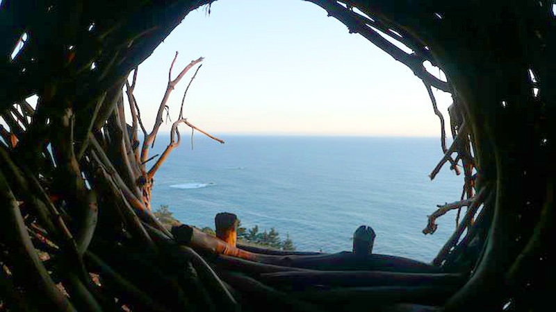 Big Sur, California—Treebones Resort: Nghỉ tại “khách sạn ngàn sao” này quả thật không thoải mái bằng các phòng nghỉ thông thường. Du khách phải tự mang gối và túi ngủ đến một chiếc “tổ” do các thợ thủ công ở địa phương đan bằng những cành cây, ở đây du khách tha hồ ngắm sao trời và đại dương xanh biếc.