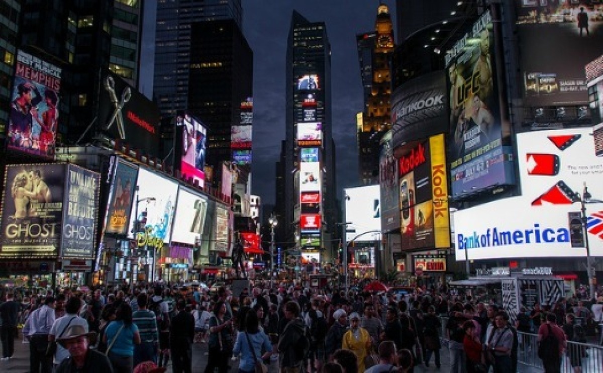 New York – phim “Begin Again”: Cũng giống như một bộ phim trước đây là Oce của đạo diễn John Camey, bộ phim tâm lý lãng mạn Begin Again tiếp tục lấy bối cảnh thành phố New York. Phim do Keira Knightley và Adam Levine thủ vai chính với hình ảnh New York không hào nhoáng mà rất đời thường với những khu dân cư nghèo lộn xộn, tồi tàn, quảng trường Thời Đại đầy ánh sáng nhưng tràn ngập rác...