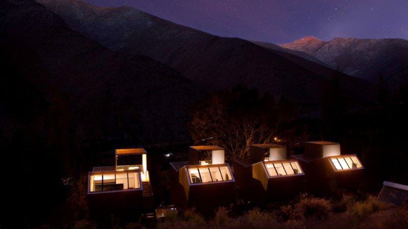Near Pisco Elqui, Chile—Elqui Domos: Những phòng ngủ được làm bằng gỗ với trần làm bằng kính trong suốt nằm trên tầng thượng cho du khách ngắm sao trời.