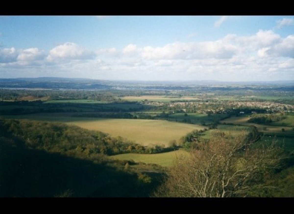 Sussex, Anh - phim “Maleficent”: Bộ phim nổi tiếng của hãng Disney được dựng từ nguyên tác câu chuyện “Nàng công chúa ngủ trong rừng”. Phim được quay tại một vùng đồng quê xanh tươi ở nước Anh, đặc biệt là công viên Petworth ở Sussex với những ngọn đồi, hồ nước mênh mông.