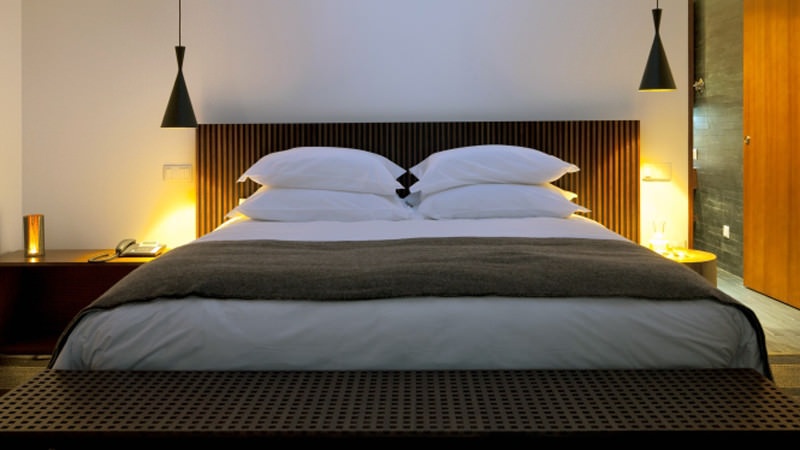 Alentejo, Portugal—L’And Vineyards:  Nằm trong vùng chuyên làm rượu ở Alentejo, Bồ Đào Nha, khách sạn có những phòng đặc biệt với một bức tường nhìn ra ngoài trời cùng lò sưởi, hồ bơi riêng. Du khách còn có thể du ngoạn bầu trời trên những khinh khí cầu khổng lồ.