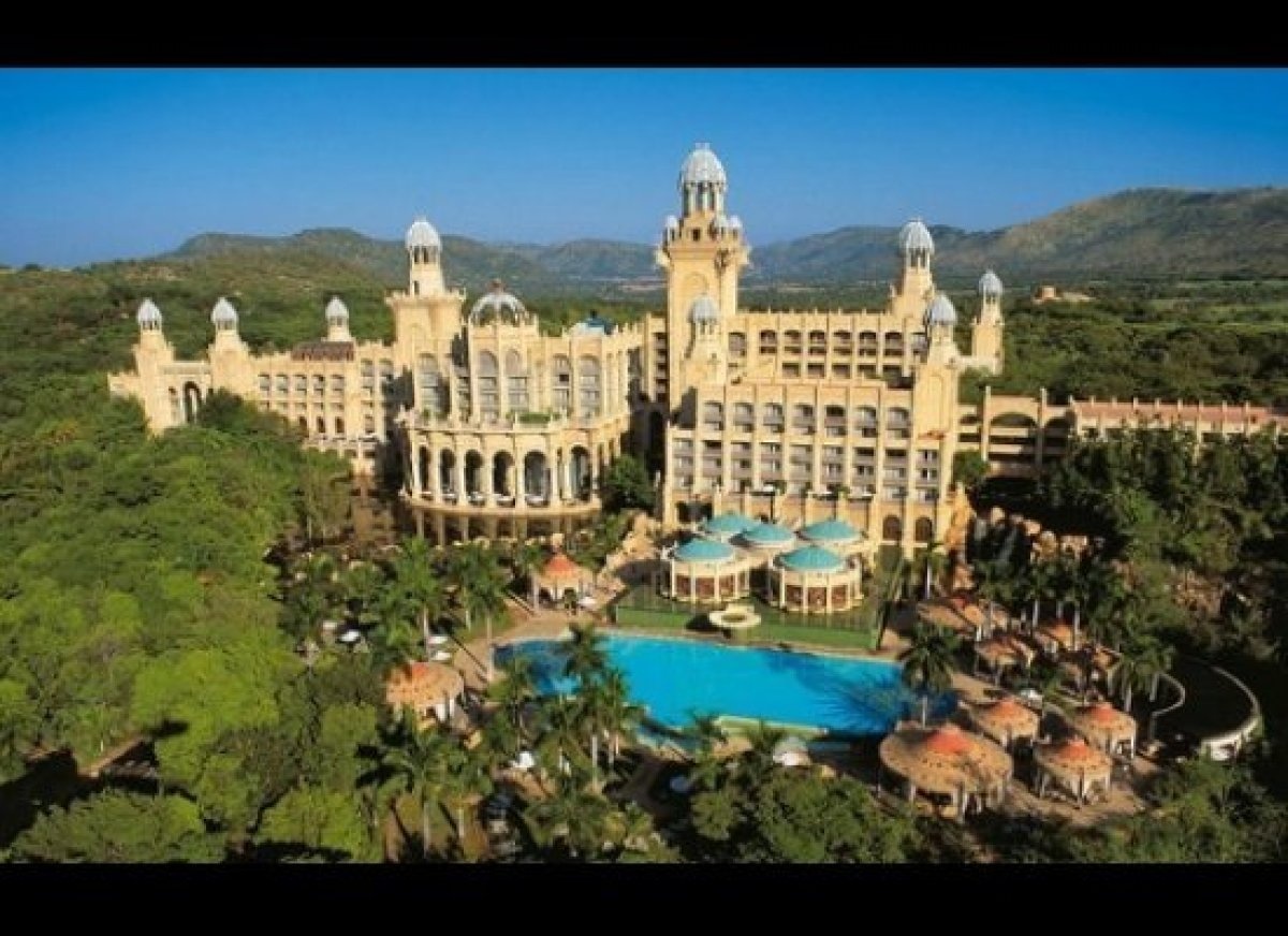 Sun City, Nam Phi - phim “Blended”: Bộ phim hài của Adam Sandler không giành giải thưởng nào, nhưng lại là cơ hội khám phá Nam Phi của đoàn làm phim. Chuyện phim bắt đầu với câu chuyện 2 gia đình gồm một ông bố độc thân cùng 3 cô con gái và một bà mẹ đơn thân với 2 cậu con trai tình cờ đụng độ nhau trong một chuyến du lịch đến châu Phi. Hai nhà dù ghét nhau đến “xúc đất đổ đi” nhưng vẫn phải ở chung trong khu nghỉ dưỡng kết hợp săn bắn tại châu Phi. Trong một cuộc phỏng vấn, Adam Sandler thừa nhận rằng bộ phim chỉ là lý do để anh đi Nam Phi du lịch.