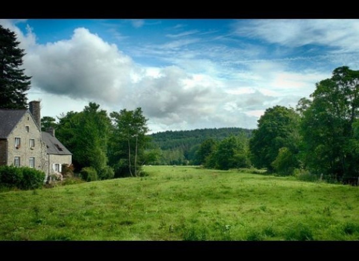 Pháp - phim “Hundred Foot Journey”: Được sản xuất bởi những tên tuổi đình đám như Oprah Winfrey, Steven Spielberg, và ngôi sao từng đoạt giải Oscar Helen Mirren, bộ phim kể về gia đình cậu bé Hassan Haji (Manish Dayal) người Ấn Độ dừng chân tại một thị trấn nhỏ ở nước Pháp sau cuộc hành trình từ Mumbai qua khắp châu Âu, với dự định mở một nhà hàng tại đây để sinh sống. Trớ trêu thay, nhà hàng của họ phải đối mặt với một đối thủ khổng lồ ngay gần đó, một nhà hàng Pháp nổi tiếng với đầu bếp quyền lực. Chuyện phim sâu sắc và hài hước với những món ăn hấp dẫn cùng khung cảnh miền quê nước Pháp tuyệt đẹp.  