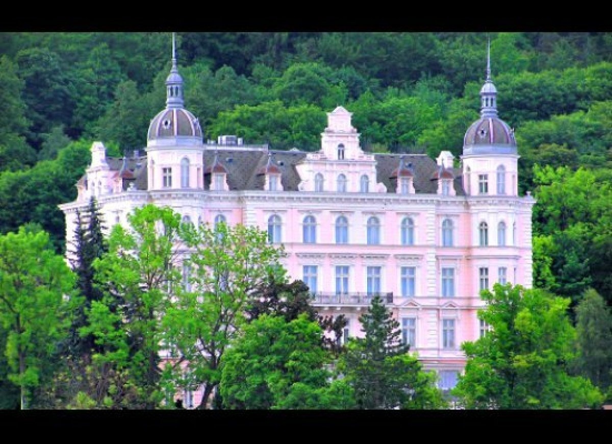Görlitz, Đức - phim “The Grand Budapest Hotel”: Câu chuyện xoay quanh những sự kiện xảy ra tại khách sạn The Grand Budapest, một lâu đài cổ tuyệt đẹp nằm sừng sững trên một đỉnh núi. Đây từng là một điểm đến yêu thích của giới quý tộc và những người giàu có. Trên thực tế, phim được quay tại một trung tâm mua sắm ở Görlitz, Đức. Đây cũng là bối cảnh của những bộ phim nổi tiếng như Inglourious Basterds, và Around the World in 80 Days. Mặc dù đạo diễn phim The Grand Budapest Hotel sử dụng một mô hình khách sạn mini để quay ngoại cảnh, nhưng ý tưởng được lấy từ khách sạn Palace Bristol ở CH Séc.