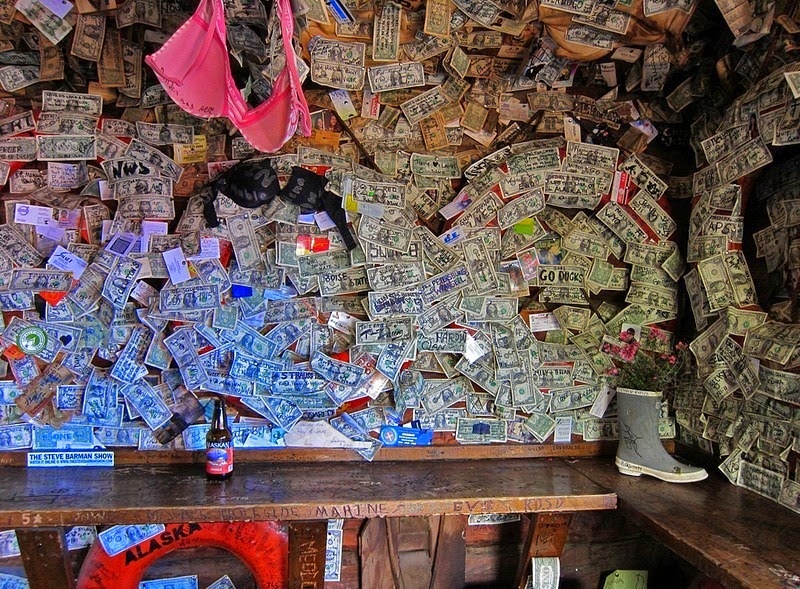 Quan bar noi tieng vi ngap trong tien hinh anh